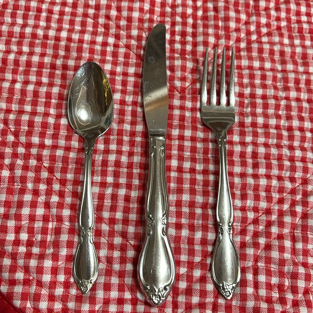 🌼🌿Oneida youth stainless silverware set. One spoon fork, and knife🌼🌿